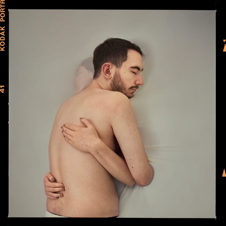 The British photographer Laura Pannack photographed loved ones who will be separated by Brexit with a semitransparant screen in between them. 