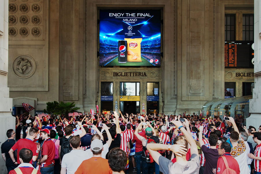 Photo of a crowd of football fans in from of the station in Milan. 