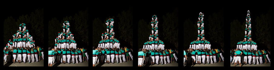 Series of six photographs showing the progressive steps of a group of people creating a a huge human tower. All the participants are facing the center of the structure and are wearing a green top, a red and black belt and white pants.