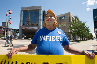 Bob Kunst, 74, from Miami beach wears a Hillary Clinton mask on his head as part of his anti-Hillary protest on the last day of the Republican National Convention in Cleveland, OH, on July 21, 2016. Photo: Sipa USA via AP