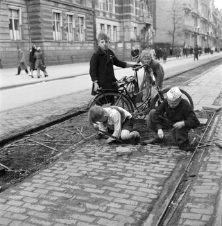 Children collect wood from tram rail ties, to use as fuel during the Hunger Winter in Amsterdam (1944-1945). Photo by Cas Oorthuys/Hollandse Hoogte