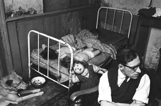 Family in slum housing on Kleine Kattenburger Street, Amsterdam, in 1962. Photo by Spaarnestad / Hollandse Hoogte