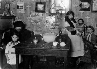 Rental in the Jewish quarter, Amsterdam. The municipality rented out this home for one guilder a week to a father with his children. Photo by Spaarnestad / Hollandse Hoogte