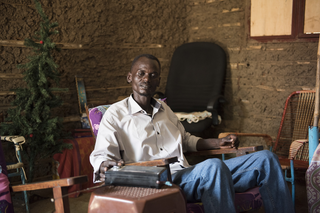 Martin Wani usually listens to the BBC in Arabic to stay informed. Juba, South Sudan. Photo by Charles Lomodong for De Correspondent