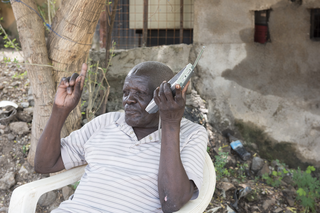 Jidu listens mostly to the BBC for the news. Juba, South Sudan. Photo by Charles Lomodong for De Correspondent