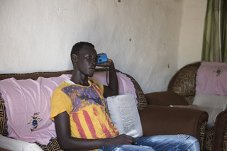 Youwill Dominic listens the news, sports, and music on Eye Radio. Juba, South Sudan. Photo by Charles Lomodong for De Correspondent