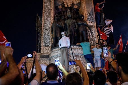 Pro-Erdogan supporters hold up an effigy of Islamic cleric Fethullah Gülen during a demonstration at Taksim Square in Istanbul on July 18, 2016. Photo by Ozan Kose / AFP