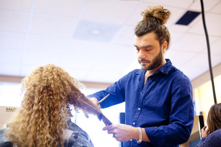 Maher works on a client. Photo by Catharina Gerritsen for De Correspondent